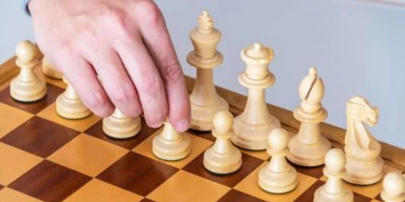 Chiến thuật khai cuộc và trung cuộc đóng vai trò quan trọng.